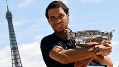 Rafa Nadal posa con el trofeo de ganador de Roland Garros 2017.