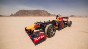 David Coulthard con el RB7 en Wadi Rum, Jordania.