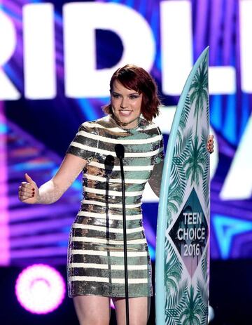 Daisy Ridley (24) ganó el Teen Choice a actriz revelación.