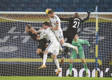 Por la fecha 12 de la Premier League, el equipo de Marcelo Bielsa perdió ante el cuadro de David Moyes y cayó a la posición 14 de la tabla con 14 puntos. Poveda fue suplente y no ingresó al compromiso.