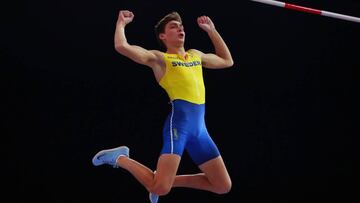 El pertiguista sueco Armand Duplantis durante la prueba de salto de p&eacute;rtiga en los Mundiales Indoor de Birmingham.