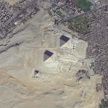 Las Pirámides de Giza, situadas en las afueras de El Cairo, Egipto, son el último de los "Siete Tesoros del Mundo Antiguo" que aún permanece en pie. El complejo está compuesto principalmente por tres grandes pirámides, cada una construida para un faraón diferente de la IV Dinastía: Keops, Kefrén y Micerino.