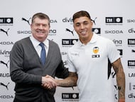 VALENCIA, 24/02/2026.- El argentino Renzo Saravia posa junto al CEO del Valencia Ron Gourlay (i) durante su presentación como nuevo jugador de Valencia CF., este martes. EFE/ Kai Forsterling