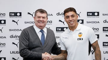 VALENCIA, 24/02/2026.- El argentino Renzo Saravia posa junto al CEO del Valencia Ron Gourlay (i) durante su presentación como nuevo jugador de Valencia CF., este martes. EFE/ Kai Forsterling