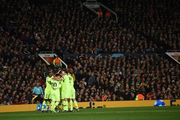 0-1. Los jugadores del Barcelona celebraron el primer gol marcado por Luke Shaw en propia puerta.