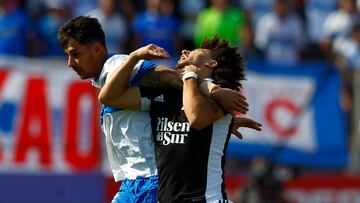 Futbol, Universidad Catolica vs Colo Colo.
Fecha 11, campeonato Nacional 2022.
El jugador de Universidad Catolica Fernando Zampedri, izquierda, disputa el baln contra Maximiliano Falcon de Colo Colo durante el partido de primera division realizado en el estadio San Carlos de Apoquindo.
Santiago, Chile.
24/04/2022
Felipe Zanca/Photosport

Football, Universidad Catolica vs Colo Colo.
11 th date, 2022 National Championship.
Universidad CatolicaÕs player Fernando Zampedri, left , battle the ball against Maximiliano Falcon of Colo Colo during the first division match at San Carlos de Apoquindo stadium.
Santiago, Chile.
24/04/2022
Felipe Zanca/Photosport