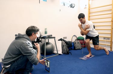 Carlos Alcaraz en el gimnasio realizando ejercicios de core durante su preparación para el Abierto de Australia 2026.