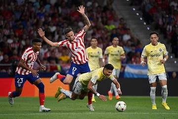 El centrocampista español del Atlético de Madrid Saúl Níguez  lucha por el balón con el centrocampista brasileño del FC Oporto Evanilson Barbosa.