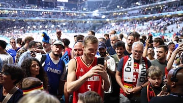 Niels Giffey, de Alemania, se fotografía con los seguidores del Pierre Mauroy.