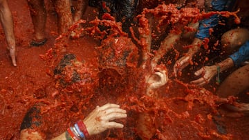 ¿Cuál es el origen de la Fiesta de la Tomatina y desde cuándo se celebra?