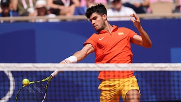 Spain's Carlos Alcaraz returns to US' Tommy Paul during their men's singles quarter-final tennis match on Court Philippe-Chatrier at the Roland-Garros Stadium during the Paris 2024 Olympic Games, in Paris on August 1, 2024. (Photo by Dimitar DILKOFF / AFP)