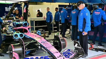 Briatore observa el Alpine en los test de la F1 en Bahréin.