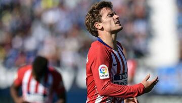 Atletico Madrid&#039;s French forward Antoine Griezmann gestures during the Spanish league football match between Club Deportivo Leganes SAD and Club Atletico de Madrid at the Estadio Municipal Butarque in Leganes on November 3, 2018. (Photo by OSCAR DEL 