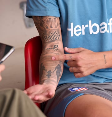 Entrevista a la jugadora del Atlético Rosa Otermín, que muestra a cámara su tatuaje. 