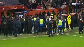 El equipo se retiró a los 30 minutos en protesta por el penal que permitió a Álvaro Morata adelantar a Galatasaray al minuto 12.