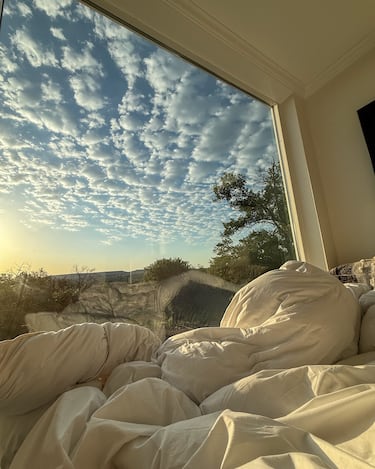 “Bluey”, como así han apodado el contendor marítimo de 48 metros cuadros, incluye una cocina, un baño, un salón y un dormitorio donde duermen los cuatro.