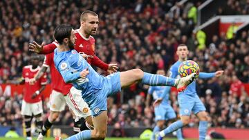 Manchester United y Manchester Ciy se enfrentan en el debri de la ciudad que se disputa en Old Trafford por la Premier League.