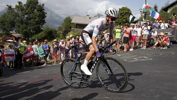 Adam Yates rueda durante la crono entre Sallanches y Megeve en la 18&ordf; etapa del Tour de Francia de 2016.