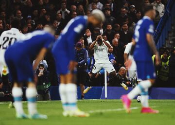 Celebración del delantero brasileño del Real Madrid en el 0-1 del encuentro. Los jugadores del Chelsea: abatidos.