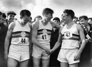 Roger Bannister es felicitado por Chris Chataway después del record de la milla. A su izquierda Chris Brasher.