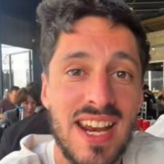 Él va a un restaurante Cippere y Flipa con lo que ve: