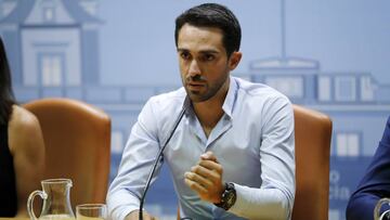Alberto Contador interviene en la rueda de prensa posterior a la que reunión que mantuvo junto a Anna González y José Luis López Cerrón con la ministra de Justicia Dolores Delgado para luchar #PorUnaLeyJusta.