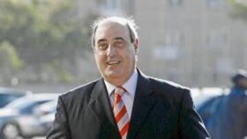 <b>IMPECABLE. </b>Germán de la Cruz, ayer, a su llegada a la Ciudad Deportiva de Sant Adrià.