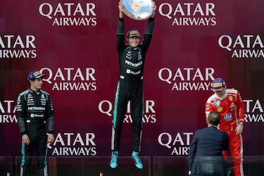 Los pilotos de Mercedes, George Russell y Kimi Antonelli, celebran su doblete en el podio del GP de Australia.