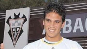 <b>PRESENTADO. </b>El jugador chileno posó con la camiseta.