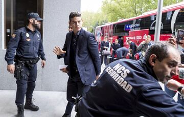 James Rodríguez llega al hotel. 

