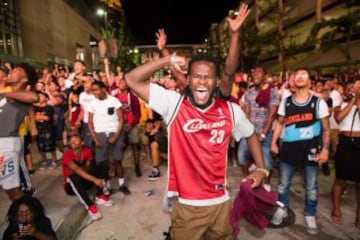 El primer anillo de los Cavs: fiesta en Oakland y fiestón en Cleveland