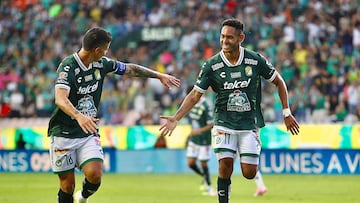MEX1304. LEÓN (MÉXICO), 30/08/2025.- James Rodríguez (i) e Ismael Díaz de León celebran un gol este sábado, durante un partido por la jornada 7 del Torneo Apertura 2025 de la Liga MX entre León y Querétaro en el estadio León en León (México). EFE/Luis Ramírez