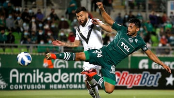 El jugador de Santiago Wanderers Luis Garcia, derecha, disputa el balon con Francisco Ayala de Santiago Morning durante el partido de primera division B realizado en el estadio Elias Figueroa de Valparaiso, Chile.
01/03/2022
Andres Pina/Photosport