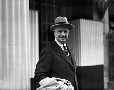 En 1942, el presidente de los EE.UU. Roosevelt creó la Oficina de Servicios Estratégicos (OSS), que dependía del Estado Mayor, en el contexto de la Segunda Guerra Mundial por la preocupación americana de no contar con un servicio de espionaje solvente. Roosevelt le encargó su liderazgo al mayor William Donovan y de esta manera se centralizaron todas las actividades de inteligencia y las operaciones especiales del país americano. Fue suprimida tras el final de la guerra en 1945 pero, finalmente y bajo el mandato de Truman, en 1947 se creó la Oficina Central de Inteligencia, la CIA, que heredaría las funciones de la OSS y consiguió poderes para llevar a cabo operaciones encubiertas en el extranjero que beneficiasen los intereses estadounidenses.