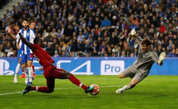 0-1. Iker Casillas no pudo impedir el primer gol de Sadio Mané. La jugada fue revisada por el VAR.