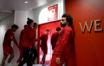 Mohamed Salah antes del inicio del encuentro entre el Liverpool FC y el Everton FC.