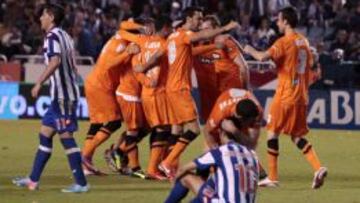 Los jugadores de la Real celebran su triunfo y consuelan a los del Deportivo.