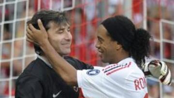 VIEJOS CONOCIDOS. El milanista Ronaldinho felicita al Pato Abbondanzieri tras la tanda de penaltis que decidió el ganador del partido de por el tercer puesto de la Copa Audi en Múnich.