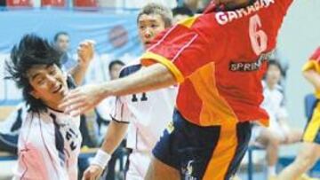 <b>A GRAN NIVEL. </b>Garabaya aprovechó su superioridad física en el pivote para marcar seis tantos.