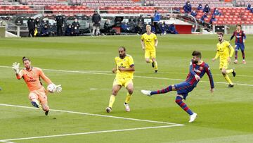 Gerard Piqu&eacute;, jugador del FC Barcelona, dispara ante Jerem&iacute;as Ledesma, jugador del C&aacute;diz CF.