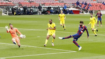 Gerard Piqué, jugador del FC Barcelona, dispara ante Jeremías Ledesma, jugador del Cádiz CF.