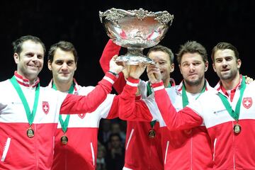 Con un sorteo favorable, Roger Federer se comprometió para llevar la Ensaladera a Suiza. Y lo consiguió, aliado con Stanislas Wawrinka. La final fue frente a Francia en Lille, y llegó con dolores de espalda. Perdió su primer partido, pero lo arregló en el dobles y el domingo. Una vez conseguido el título, ya no ha querido saber más de la competición por países. 