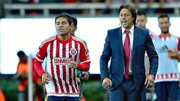 El técnico del Guadalajara se acerca constantemente a Javier Eduardo López, pues no quiere que se pierda como tantos otros.