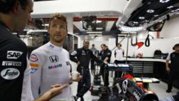 Jenson Button en el garaje de Mclaren.