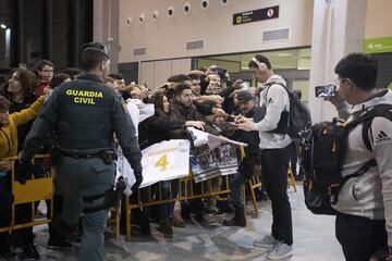 Courtois signs autographs in Pamplona.