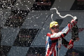 En la categoría de Moto2, el británico Sam Lowes consigue la victoria.