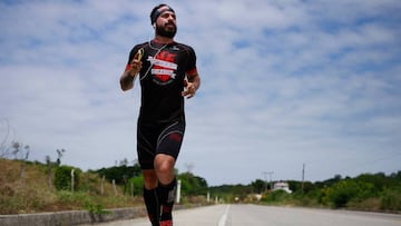 Valentí Sanjuan corriendo en Ecuador para recaudar fondos para reconstruir el país por el terremoto de 2016.