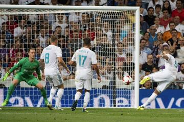 2-0. Benzema marcó el segundo gol.