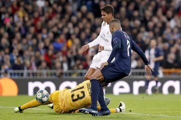 2-1. Thibaut Courtois y Rapahel Varane en la jugada del primer gol de Kylian Mbappé.