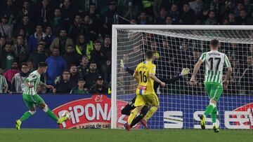 Sergio León anota ante Roberto.